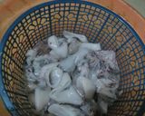 Foto langkah ke 1 dari resep Oseng cumi simple.