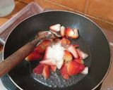Foto langkah ke 3 dari resep Korean Strawberry Milk.