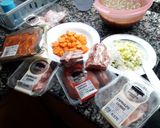 Foto del paso 1 de la receta: Lentejas con costillas adobadas, espinazo y manitas de cerdo