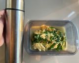 รูปขั้นตอนการทำที่ 3 ของ คลอไข่ใส่ต้นกระเทียม ขิง และหอมใหญ่🧄🥚