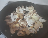 Foto del paso 1 de la receta: Huevos revueltos con setas y langostinos