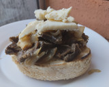 Foto del paso 6 de la receta: Sándwich de carne🥩, cebolla🧀caramelizada🌰 y queso🥯