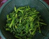 Foto langkah ke 1 dari resep Rujak kangkung ala mama mertua.