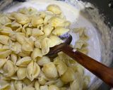 A picture of step 5 of Chicken white sauce pasta.