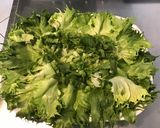 Une image de l'étape 3 de Salade reine des glaces aux tomates roses, oignons nouveaux et fleurs d'ail du jardin.