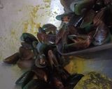 Foto langkah ke 2 dari resep Kerang Hijau Bumbu Kuning.