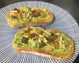 Foto del paso 5 de la receta: Tostada de tomate y aguacate