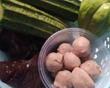 Foto langkah ke 1 dari resep Tumis Bakso, Labu Siam dan Oyong.
