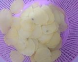 सूखे आलू के चिप्स (Sookhe aloo ke chips recipe in hindi) रेसिपी चरण 5 फोटो