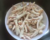 Foto del paso 1 de la receta: Caldo de patitas de pollo
