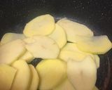 Foto del paso 3 de la receta: Emperador sobre lecho de patatas, cebolla y manzana con cúrcuma
