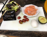 Foto del paso 1 de la receta: Ensalada de brotes salmón aguacate y aderezo VIDALIM