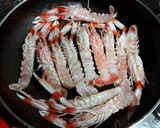 Foto del paso 3 de la receta: Cigalitas y ajos macerados en aceite de oliva confitados