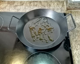 Foto del paso 2 de la receta: Paella sabrosa y fácil de cocinar de marisco al horno