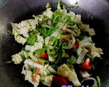 Foto langkah ke 5 dari resep Tumis kangkung & tahu tempe goreng.