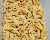 Foto langkah ke 5 dari resep Kue Bawang/ Stick Bawang Renyah Takaran Sendok.