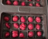 Une image de l'étape 1 de Plaques de chocolat gourmandes aux framboises.