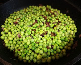 Foto del paso 3 de la receta: Guisantes de la huerta en salsa a la menta y huevo frío 🥚