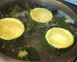 Foto del paso 2 de la receta: Bomba de calabacín relleno de verduras y pollo