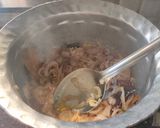A picture of step 4 of Akhni pulav.