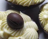 Foto del paso 6 de la receta: Huevos de Pascua Rellenos con Ganache de Chocolate Blanco