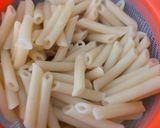Foto del paso 1 de la receta: Macarrones con cositas que tenía en la despensa y congelador