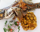 Foto del paso 8 de la receta: Garbanzos con Pescado Frito y Sarza de Cebolla a lo Carmelita