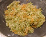 Foto del paso 1 de la receta: Tortitas de calabacín y 🥕con salsa de yogur🍽️sin gluten
