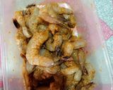 Foto langkah ke 2 dari resep Udang Goreng Ketumbar.
