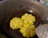 Foto langkah ke 5 dari resep Donat Ubi Kuning Pandan.