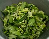 Foto langkah ke 1 dari resep Tumis Kangkung Saus Tiram.