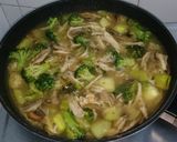 Foto del paso 9 de la receta Brócoli, arroz, pollo y champiñones aromatizado con salsa de soja