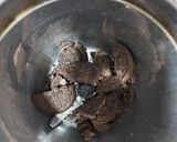 A picture of step 2 of Oreo milkshake without ice cream.