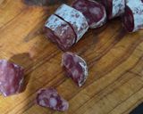Foto del paso 1 de la receta: Aperitivo de fuet, queso y olivas bañados en vermut y AOVE