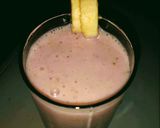 A picture of step 4 of Strawberry n banana shake.
