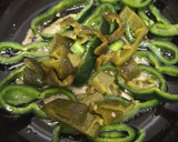 Foto del paso 3 de la receta: Salsa cremosa de chile poblano, jalapeño y habanero