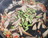 Foto del paso 3 de la receta: Arroz con carrilleras, setas y espárragos (de aprovechamiento)