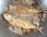 Foto langkah ke 2 dari resep Tumis Ikan Asin Peda.