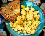 Foto del paso 4 de la receta: Huevos revueltos con manzana y queso
