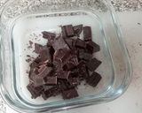 Foto del paso 6 de la receta: Tarta de mousse de chocolate con base de galleta Sin gluten
