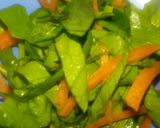 Une image de l'étape 1 de Salade de tomate au thon, carotte et laitue.