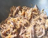 Une image de l'étape 2 de Boeuf sauté aux oignons.