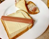 Hình bước làm 2 của món Sandwich cuộn xúc xích phô mai