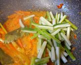 Foto langkah ke 3 dari resep Acar kuning wortel dan timun.