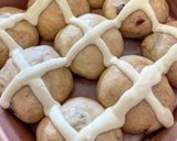 Foto langkah ke 4 dari resep Hot Cross Buns Roti Empuk Tanpa Telur.