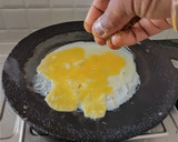 மிளகு முட்டை ஆம்லெட் (Milagu muttai omelette recipe in tamil) ரெசிபி ஸ்டேப் 3 புகைப்படம்