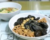 Hình bước làm 1 của món Gà ác hầm sen