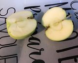 Une image de l'étape 1 de Salade de melon et banane aux fruits du jardin.