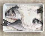Foto del paso 1 de la receta Dorada a la sal en el horno