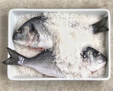 Foto del paso 1 de la receta: Dorada a la sal en el horno